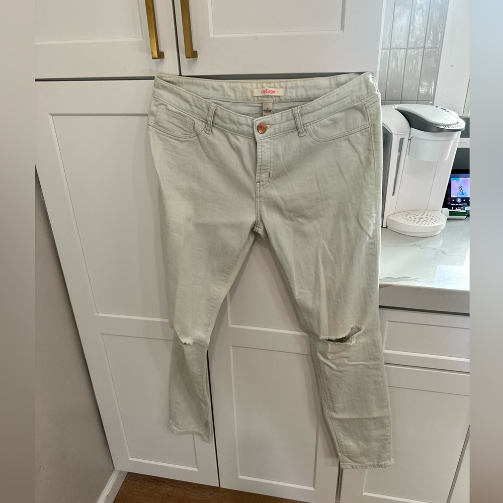 Refuge Light Wash Ripped Denim Jeans